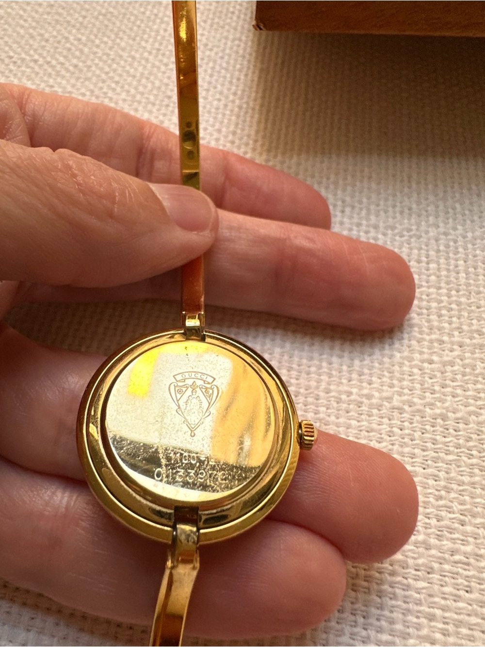 Vintage Gucci Watch with Interchangeable Band Colors - Picture 5 of 7